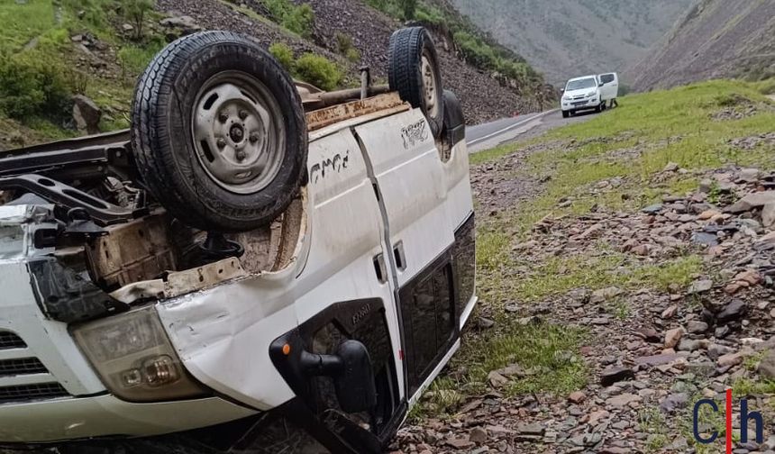 Hakkari’de Şarampole Devrilen Minibüste 8 Kişi Yaralandı