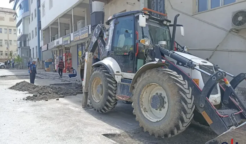 Hakkari’de Bozuk Yollar Asfaltlanıyor