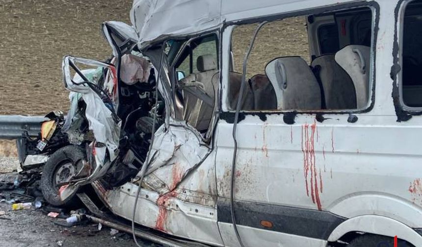 Van-Hakkari Yolunda Feci Kaza: 6 Kişi öldü 4'ü Ağır 13 Kişi Yaralı