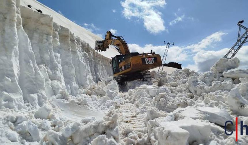 Hakkari’de 7 Metrelik Karla Mücadele! Ekipler Yol Açmak İçin Seferber Oldu