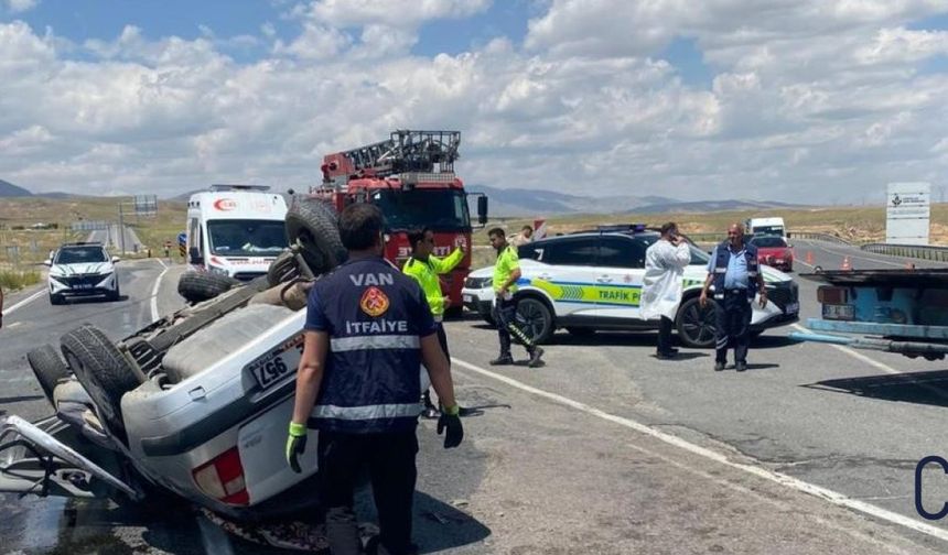 Hakkari Van Karayolunda Kaza Araçta Sıkışan 4 Kişiden 1’i Hayatını Kaybetti 3 Yaralı