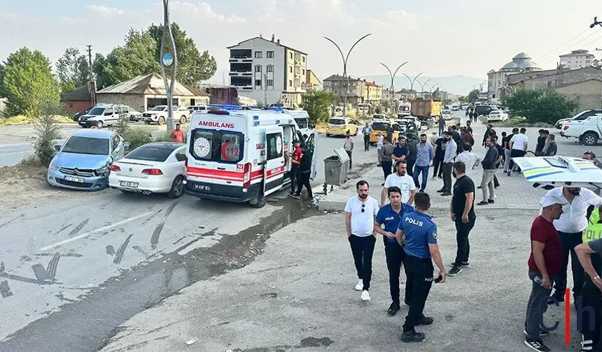 Hakkari'de Meydana Gelen Trafik Kazasında 5 Kişi Yaralandı