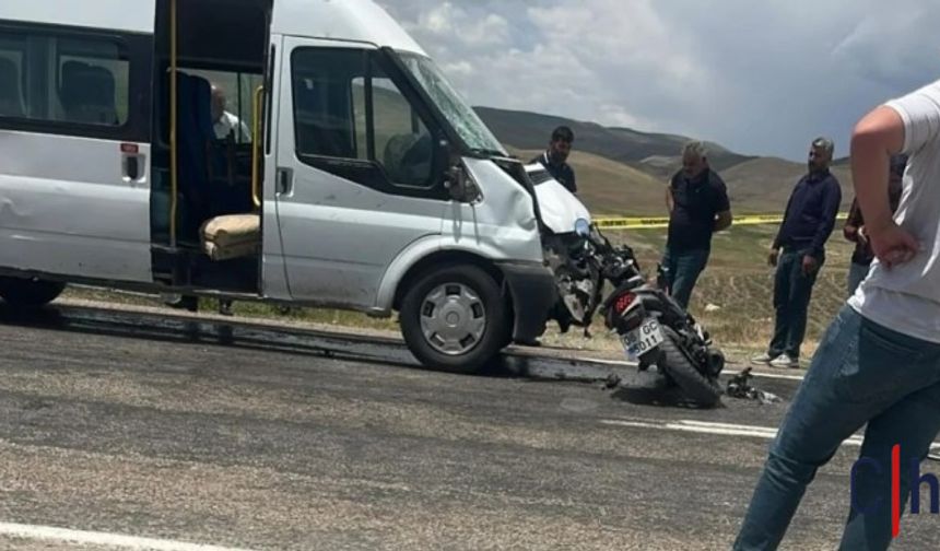 Minibüs ile Motosiklet Çarpıştı, 2 Genç Hayatını Kaybetti