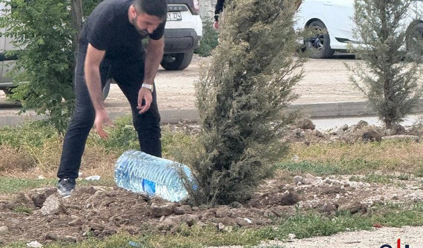 Yüksekovalı Esnaflar Kendi İmkanlarıyla Orta Refüjdeki Ağaçları Suluyor