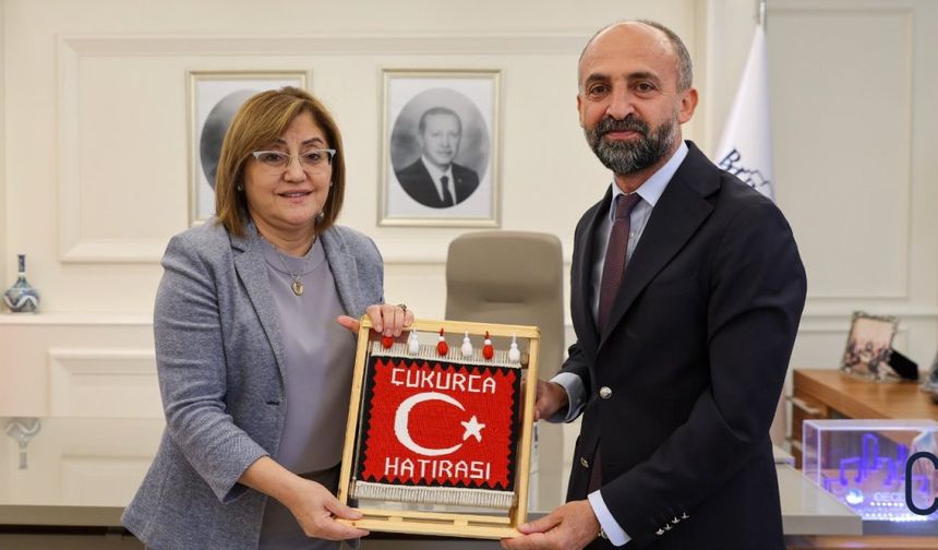 Başkan Demir: Fatma Şahin’e Çukurca Kilimi Hediye Etti