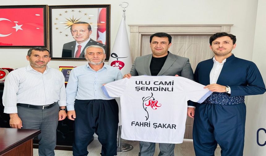 Şemdinli'de İmamlar: Başkan Şakar'a ulu cami forması hediye etti