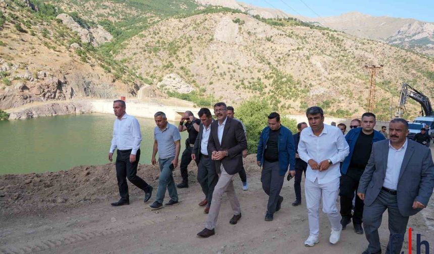 Vali Ali Çelik, Şemdinli’de Yol Çalışmalarını Yerinde İnceledi