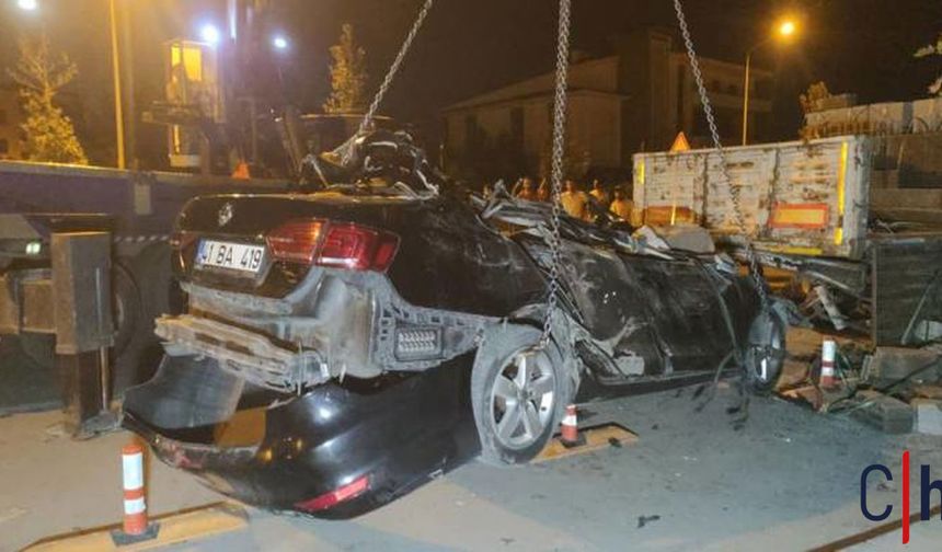 Tıra Çarpan Otomobildeki İki Kişi Hayatını Kaybetti
