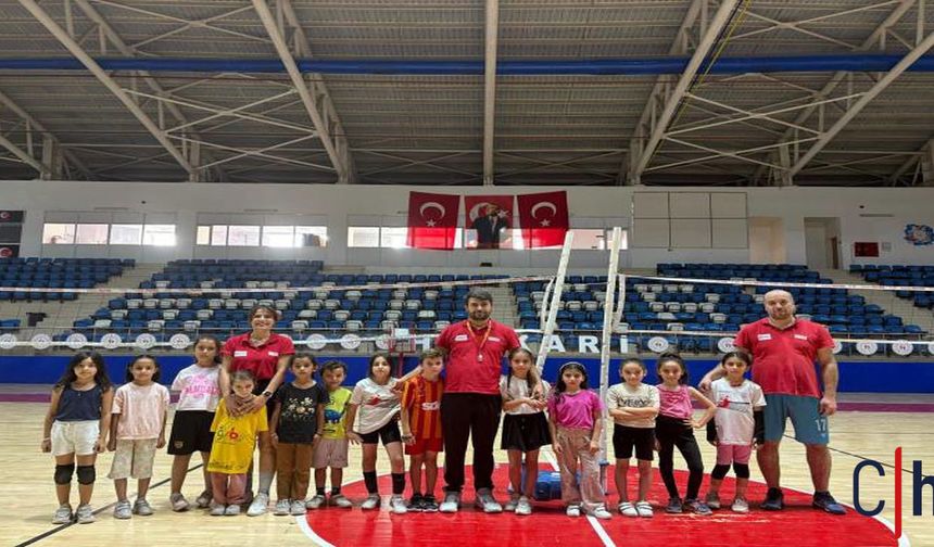 Hakkari’de Gençlik ve Spor Bakanlığı’nın Voleybol Kursları Devam Ediyor