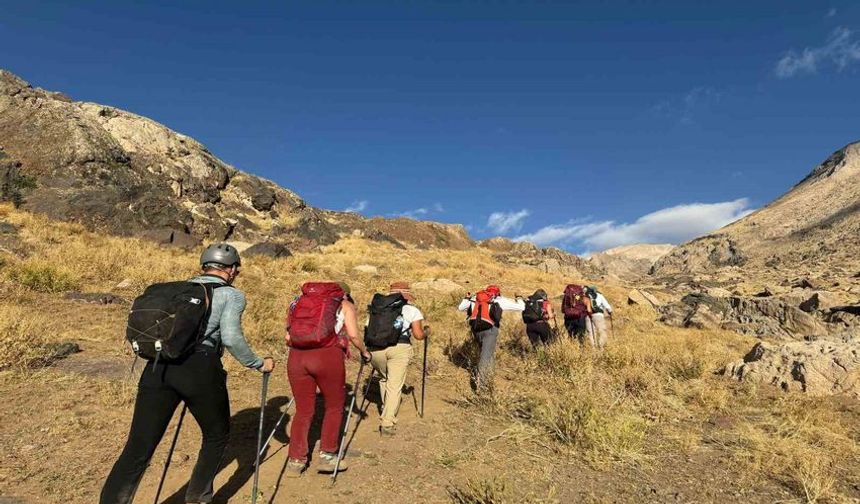 Türkiye’nin Dört Bir Yanından Doğaseverler Hakkari Dağlarında Buluştu