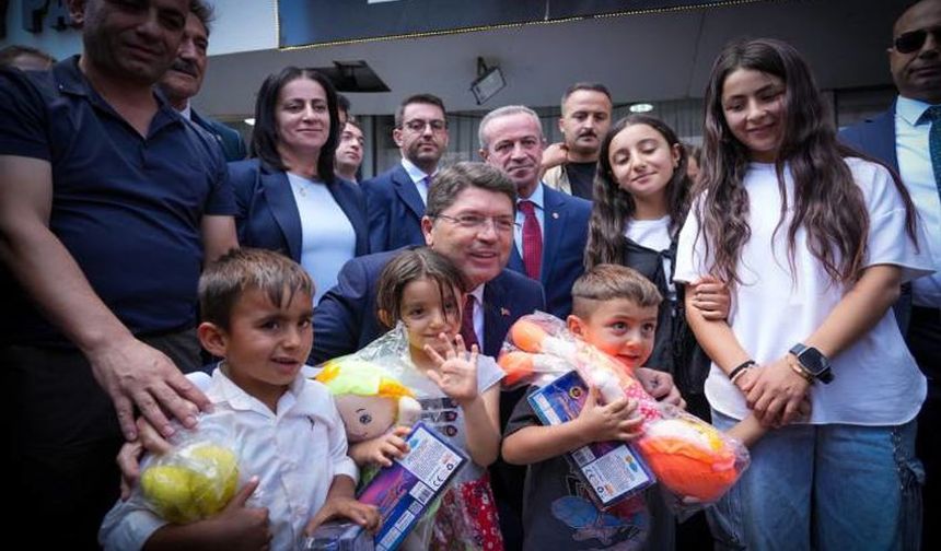 Adalet Bakanı Yılmaz Tunç Hakkâri’de Esnaf ve Vatandaşlarla Buluştu