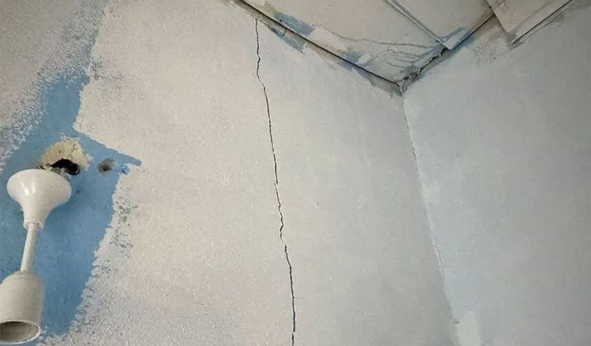 Hakkari'de Bir Aile Ağır Hasarlı Evde Kışa Hazırlanmaya Çalışıyor
