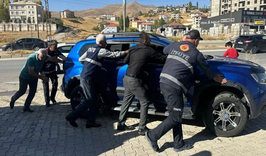 Hakkari’de Motoru Alev Alan Araç İtfaiye Ekipleri Tarafından Söndürüldü
