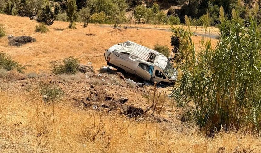 Hakkari'de Minibüs Uçuruma Yuvarlandı: 2 Yaralı