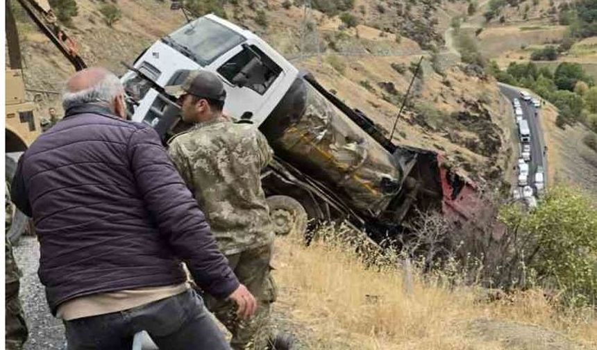 Hakkari'de Uçuruma Düşen Kamyonu Askeri Vinç Kurtardı
