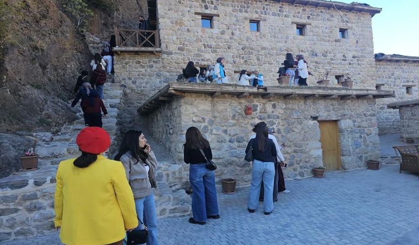 81 Genç, Çukurca’nın Tarih ve Doğasını Yerinde Keşfetti