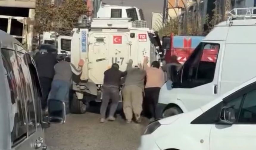 Hakkari'de arızalanan zırhlı polis aracına vatandaşlardan örnek davranış