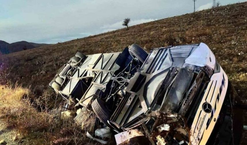 Yolcu Otobüsü Devrildi: 2 Kişi Hayatını Kaybetti, 21 Kişi Yaralı