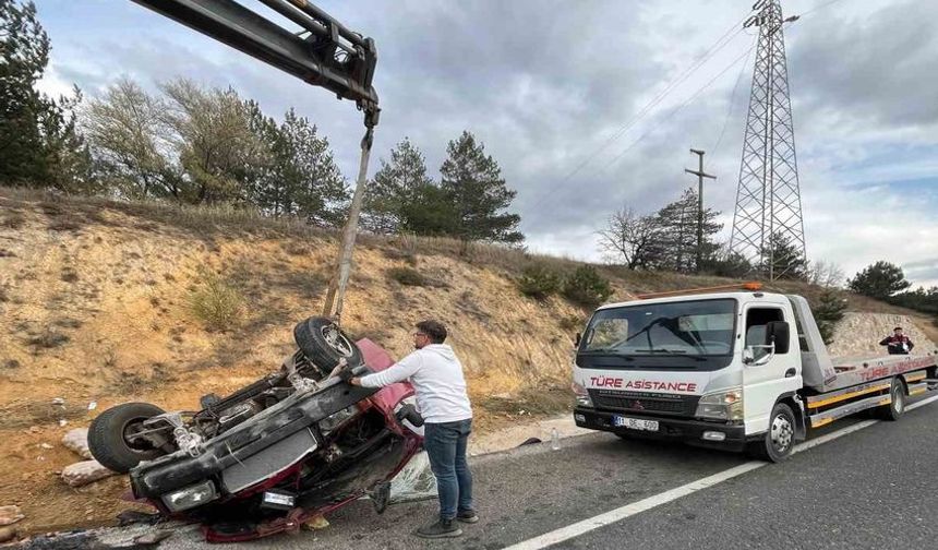 Direksiyon Hakimiyetini Kaybeden Sürücü Kamyonetiyle Devrildi