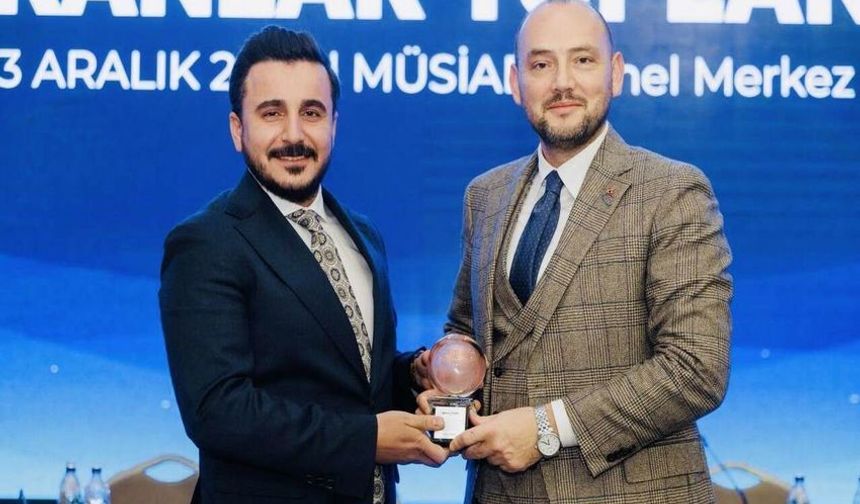 Başkan Öveç’e Hizmet Plaketi: “Bu Bir Veda Değil, Yeni Bir Başlangıçtır”