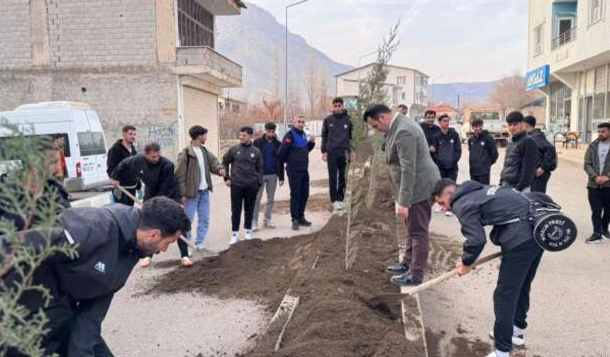 Sahadan Fidanlara: Derecik’te Sporcular ve Vatandaşlar Yeşil İçin Bir Araya Geldi