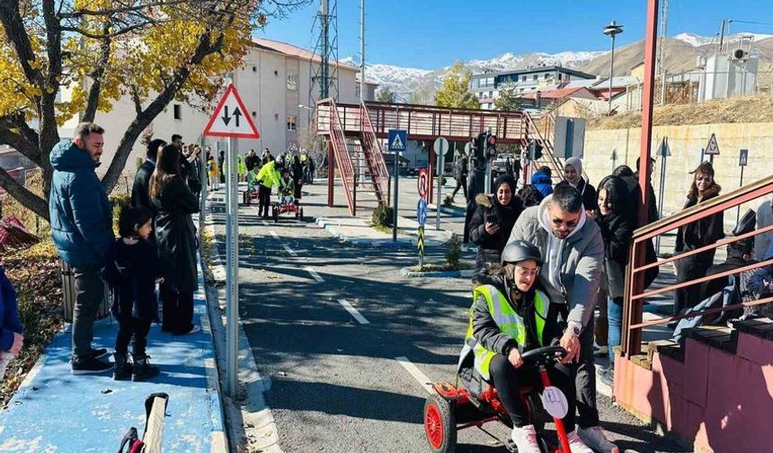 Hakkari’de Trafik Bilinci Miniklere Uygulamalı Olarak Anlatıldı