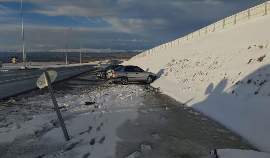 Buzlanan Yolda Zincirleme Kaza: 3 Araç Birbirine Girdi