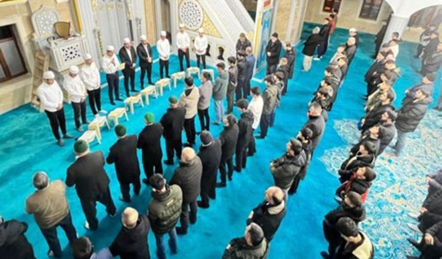 Hakkari’de Regaib Kandili Dualarla İdrak Edildi