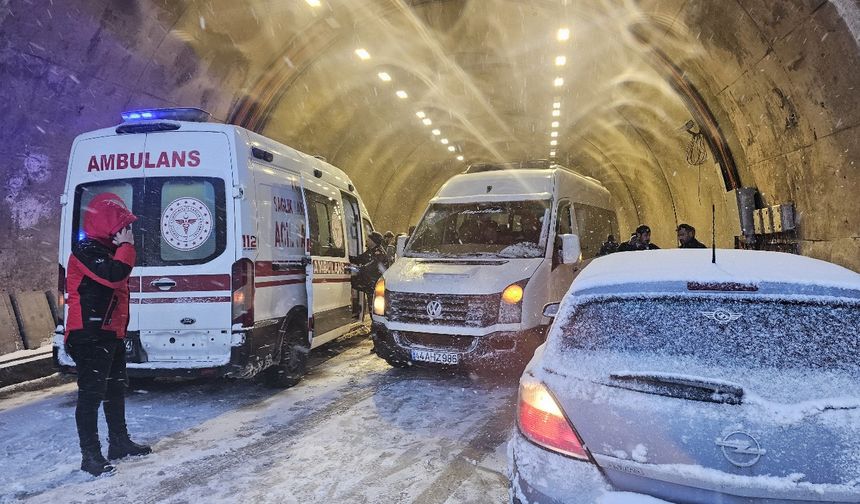 Hakkari'de Gizli Buzlanma Kazaya Neden Oldu: 3 Yaralı