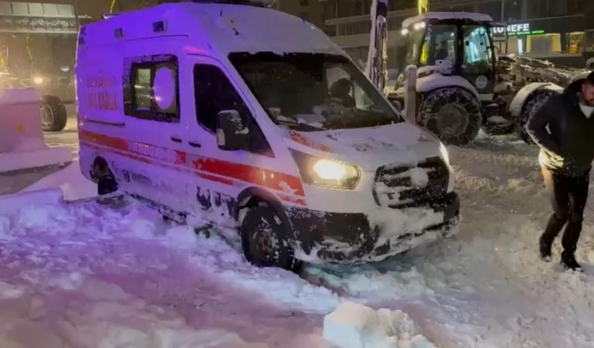 Hakkari'de Kar Alarmı: Yolda Mahsur Kalan Ambulans Ekiplerin Müdahalesiyle Kurtarıldı