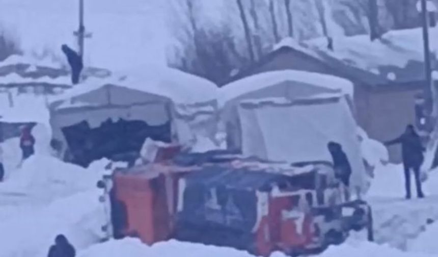 Hakkari'de Karla Mücadele Aracı Devrildi