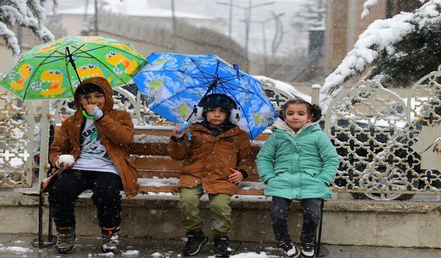 Hakkâri Merkez ve Yüksekova’da Eğitime Kar Engeli
