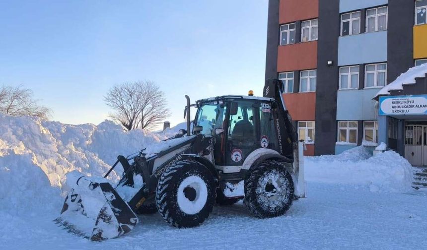 Hakkari’de Köy Yollarının Ardından Okul Bahçeleri de Temizleniyor