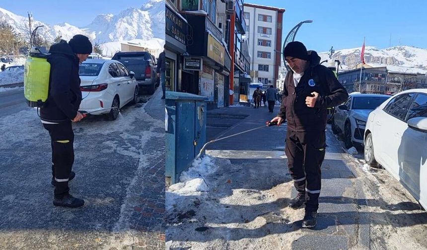 Hakkari’de Buzlanmaya Karşı Yol ve Kaldırımlarda Solüsyon Çalışması