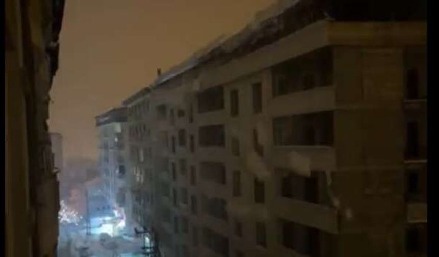 Hakkari'de Çatıdan Kopan Dev Kar Kütlesi Elektrik Direklerini Yıktı