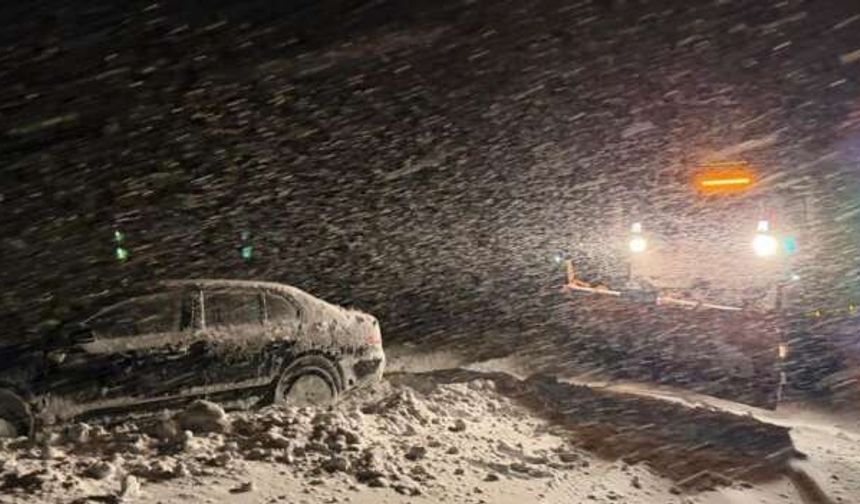 Hakkari- Van Karayolunda Kar ve Tipi Kazaya Neden Oldu: Otomobil Kara Saplandı