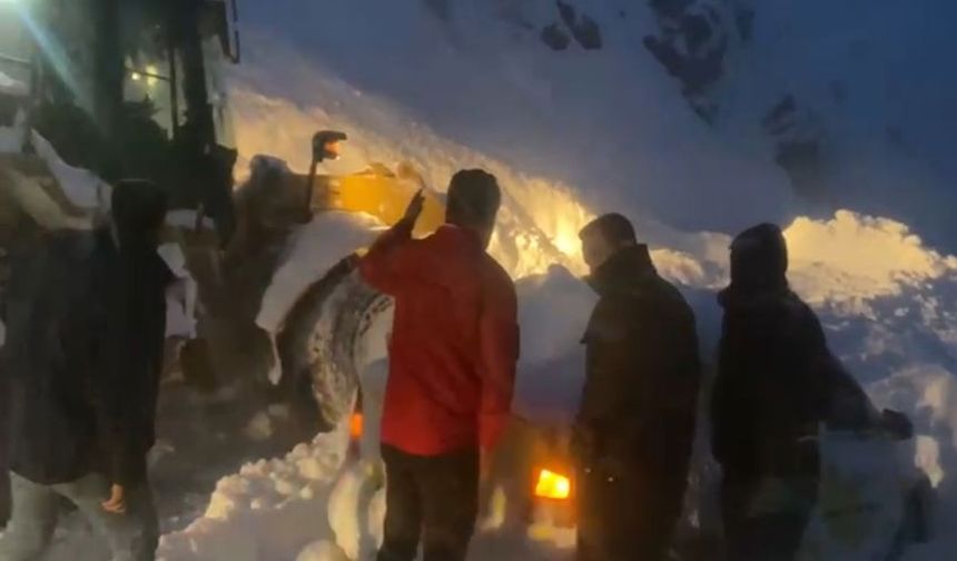 Hakkari’de Zamanla Yarış: Çığ Altındaki Araçtan 3 Kişi Sağ Çıkarıldı