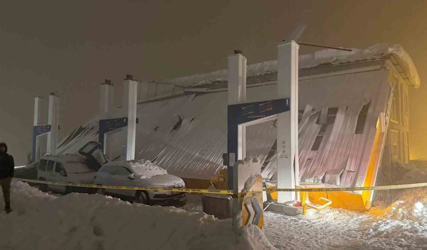 Hakkari'de Akaryakıt İstasyonunun Çatısı Çöktü, 8 Yaralı