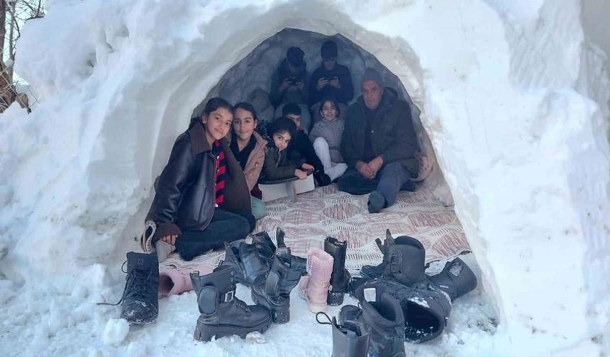Hakkari’de Kar Eğlenceye Dönüştü: Bal Ailesinden Evlerinin Önüne İglo