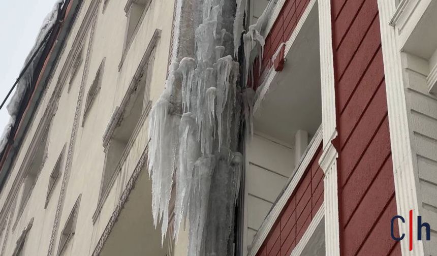 Hakkari ’Buz Devri’ni yaşıyor: Araçlara brandalı koruma, çatılarda dev sarkıtlar