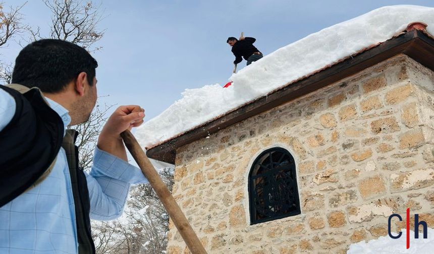 Tarihi Türbelerin Çatısındaki Karlar Temizlendi