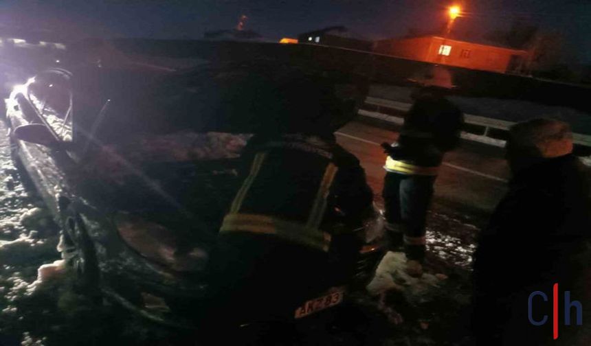 Seyir Halindeki Otomobilin Motoru Yandı: Sürücü Karla Müdahale Etti