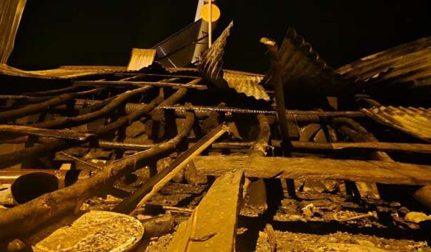 Hakkari'de bir ev alevlere teslim oldu