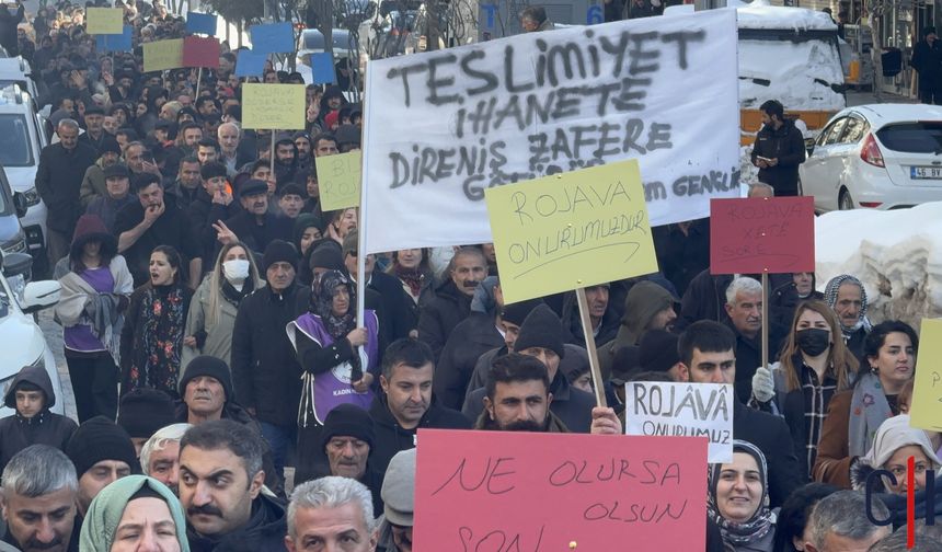 Hakkari’de Rojava’ya Yönelik Saldırılara Karşı Yürüyüş