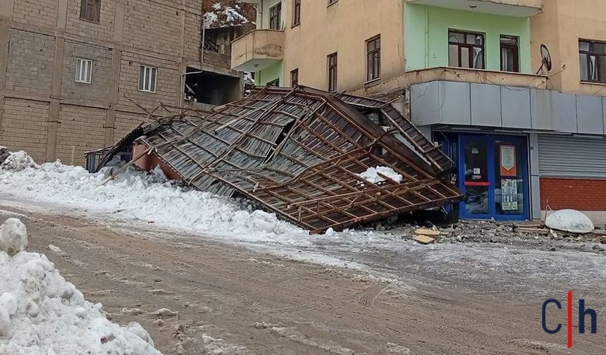 Kuvvetli Rüzgâr Hakkari'de Maddi Hasara Yol Açtı