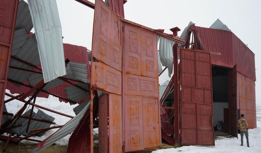Belediye Garajı Yoğun Kar Yağışı Nedeniyle Çöktü