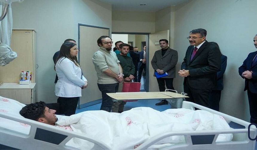 Vali Ali Çelik, Yüksekova'daki kazada yaralananları ziyaret etti