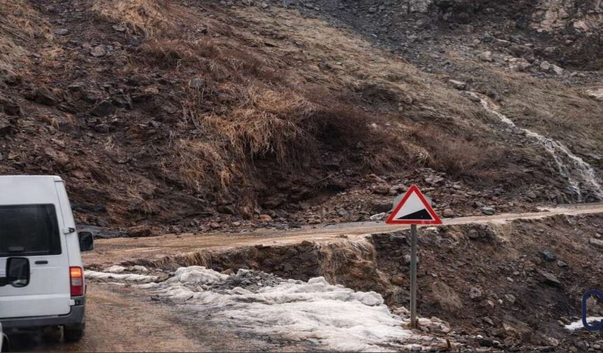 Şemdinli–Derecik Yoluna Heyelan İndi