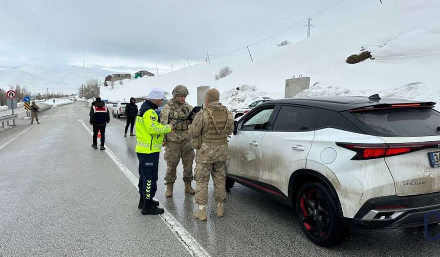 Yüksekova’da Jandarma'dan Sürücülere Kış Trafiği Eğitimi
