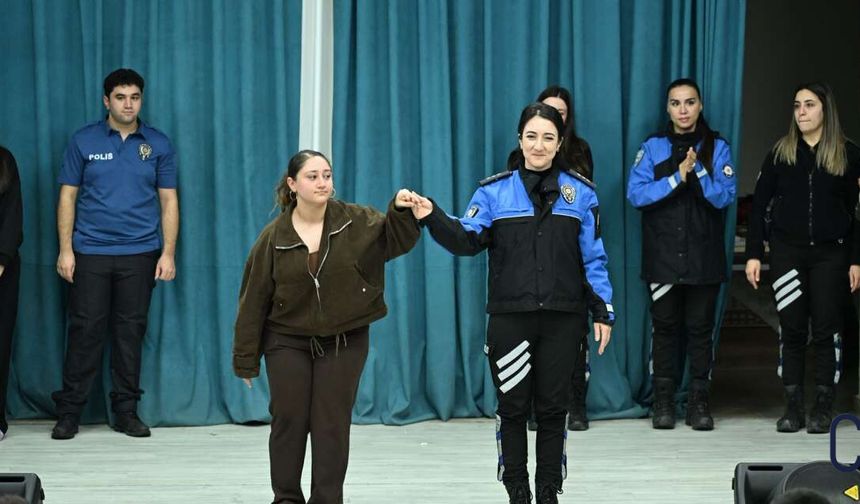 Emniyetten Toplumsal Bilinç Hamlesi: Gençlere Tiyatro ile Güvenlik Mesajı